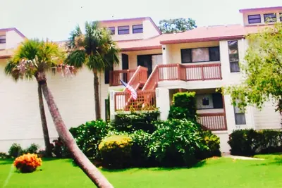 Image de Vue sur l'eau 2 chambres au 2ème étage avec plafonds voûtés.
