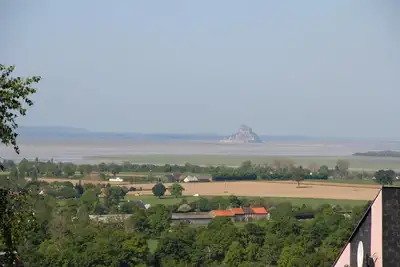 Image de Maison dominant la baie du Mont Saint Michel. 4/10 personnes. Tennis privé.