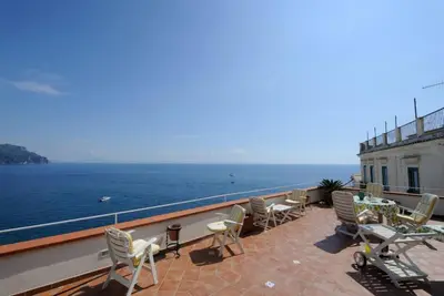 Image de Maison rouge avec terrasse et vue sur la mer et à 800 mètres de Amalfi