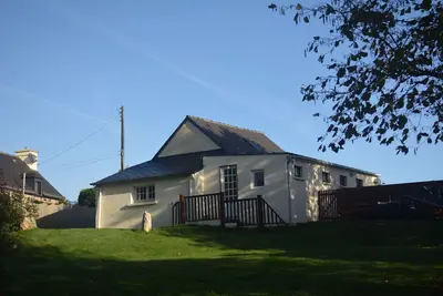 Image de Calme et paisible situé, 4/5 Chambres Gite dans deux acres de terre propriétaires avec lac