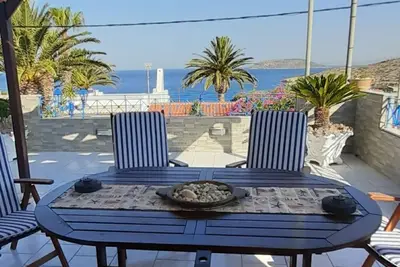 Image de Maisonnette Bleue Et Blanche Sur La Mer PRÈS De Sounio