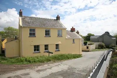 Image de Maison spacieuse et confortable sur le chemin côtier de Pembs, près de St. Davids et plages