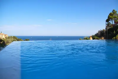 Image de Proche de Cannes, au calme, piscine à horizon d'eau, vue sans retenue sur la mer