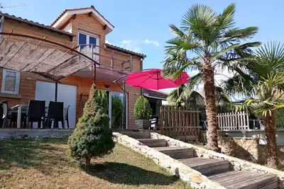 Image de Maison pour 7 personnes, sa terrasse  et sa piscine n' attendent que vous.