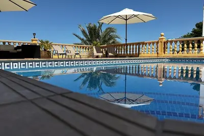 Image de Belle villa avec piscine privée et vue exceptionnelle sur mer. \nVT-513857-A