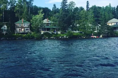 Image de Composé familial Lakefront historique, 6 chalets, 17 Bdrms, pour 32+; Unique