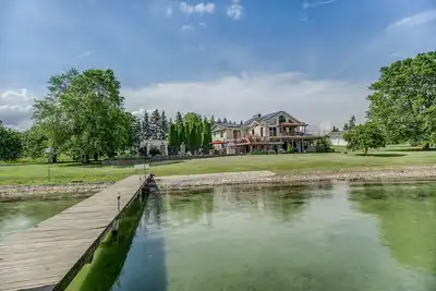 Image de Goose House, magnifique luxe 4 chambres, 3 salles de bain face au lac Ă la maison!