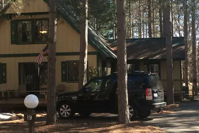 Image de Belle Maison de vacances Dans Crystal Mountain Resort. Walk To Ski et salle à manger