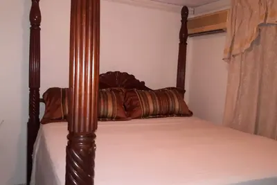 Image de Une maison loin de la maison. La beauté des montagnes et du court de tennis