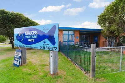 Image de Bruce's Village View Unit # 2 - 1 pâté de maisons de la ville et du lac, animaux acceptés