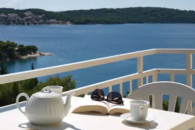 Image de Yellow House A3, vue sur la mer grille de balony privée, près de Trogir et des plages