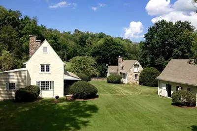 Image de Complexe de voitures privées - À distance de marche des sources chaudes du centre-ville