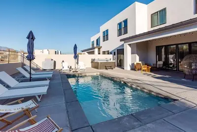 Image de Brand New Accueil des enfants à côté de la piscine!