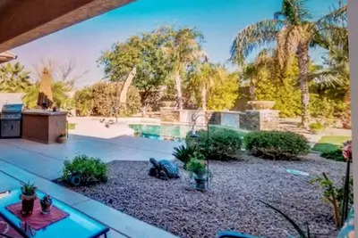 Image de Grande maison à Litchfield Park avec piscine privée et bain à remous