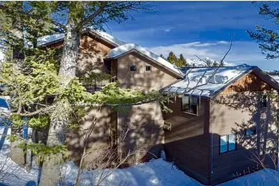 Image de Le Tree Top House Est Un Luxe Ultime Sur Une Montagne