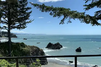 Image de Pacific Edge Oceanfront Luxury Home avec escalier menant à une plage de sable isolée