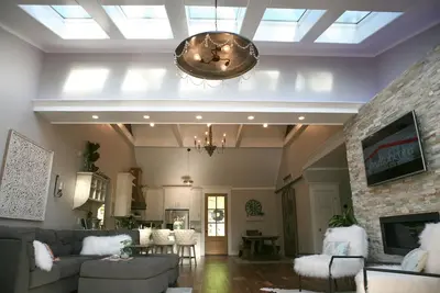 Image de Brand New Waterfront 5 Bedrm, avec bain à remous