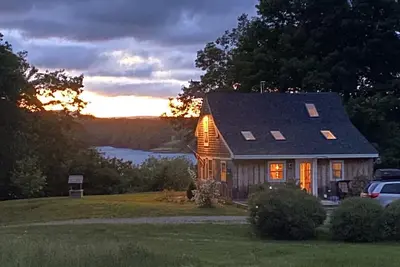 Image de Chalet au bord de l'eau avec quai