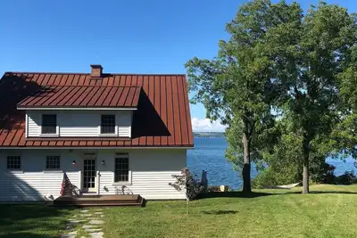 Image de Rusty Roof Lake House!