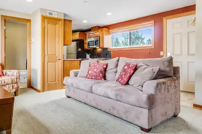 Image de Studio condo directement sur le lac w / piscine partagée et barbecue privé