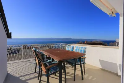 Image de Appartement de deux chambres avec la terrasse et la vue sur le mer Duce, Omis (A-16406-b)