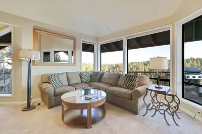 Image de Condo privé de trois chambres avec vue sur la rivière à Bend avec foyer au gaz et bain à remous