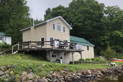 Image de Bord de l'eau vierge! Chalets à Bon Echo's Edge - Cottage Principal