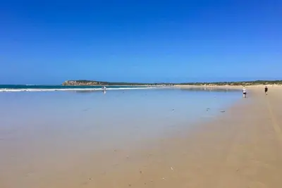 Image de Powell St Beach House Ocean Grove. Au coin de boutiques et restaurants