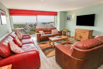 Image de 10 personnes Maison de luxe de 3 étages, un bain à remous privé, une vue fantastique sur la mer à Solva
