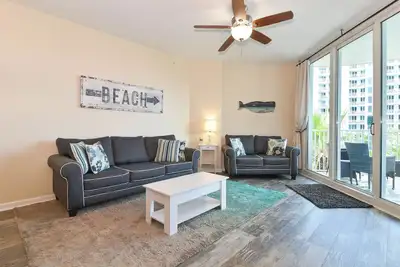 Image de Condo à aire ouverte, 2 lits avec balcon privé et vue sur la piscine!