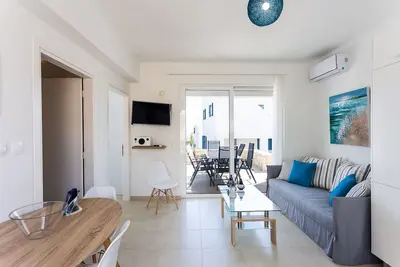 Image de Triton Sea View-2 chambres à coucher maison près de la plage de sable