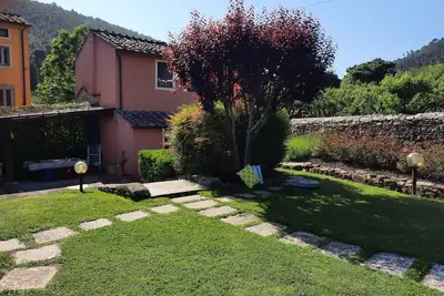 Image de Maison individuelle pour 4 personnes dans les vertes collines toscanes à 7 km de Lucca