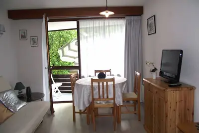 Image de Appartement lumineux, cosy, avec parking privé gratuit et terrasse pour 4