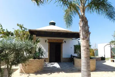 Image de Le moulin, confortable maison ronde avec piscine et rocaille artistique