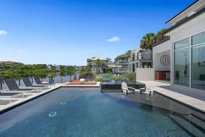 Image de Grande Maison de 5 Chambres Avec Piscine Priv��e! Situ�� Dans la Communauté Convoitée de Destiny West!