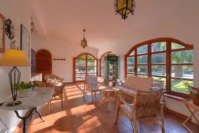 Image de Villa dans un endroit de rêve avec piscine privée donnant sur la mer