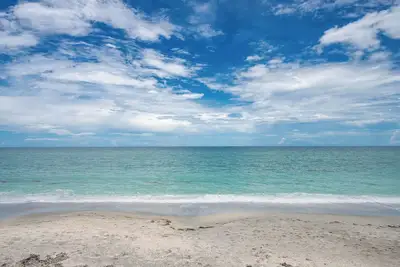 Image de Profitez du soleil sur votre grand patio avec vue sur le golfe
