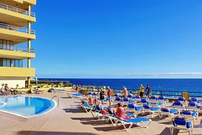 8 -1br. Terrasse et solarium privé. Volcan & Vue sur Mer. Piscine chauffée. Neuf