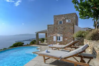 Image de Vue mer à couper le souffle - Piscine - 5' de la plage + taverne