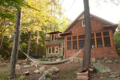 Image de Bord de l'eau du lac George. Nouvelle maison Adirondack. Superbe détail d'artisan, Amenitie