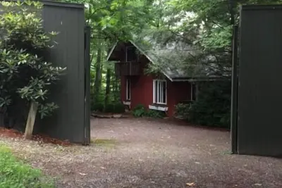 Image de Accès facile et à seulement deux minutes de la rue Main Et une superbe vue sur la montagne!