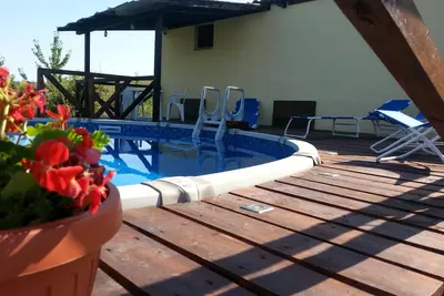 Image de Un chalet restauré avec amour avec piscine privée isolée