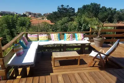 Image de A 10mn à pieds de l'océan, maison invitant aux vacances, terrasse sur pilotis.