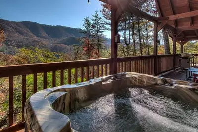 Image de luxe rustique, la vie privée, vue, un bain à remous.