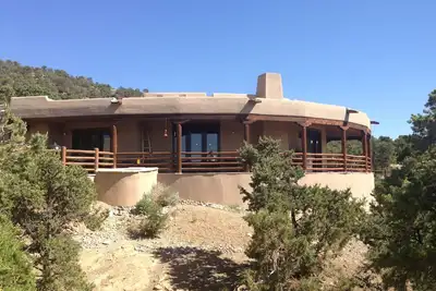 Image de Des vues sans fin! Adobe élégant dans le quartier de luxe. Avec bain à remous.