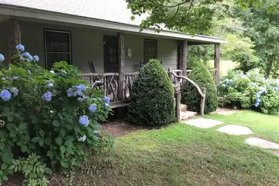 Image de Chalet de montagne sur le magnifique ruisseau à truites près de la rivière Soque