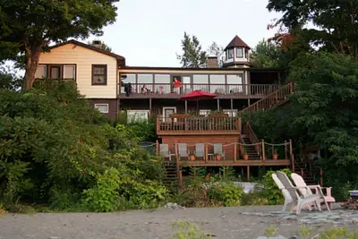 Image de Lake Erie Beachfront Appartement avec plage qui ne se termine pas.