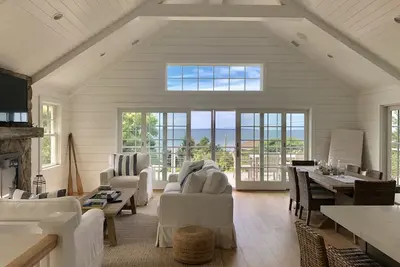 Image de Nouvelle construction avec de beaux couchers de soleil et piscine! !