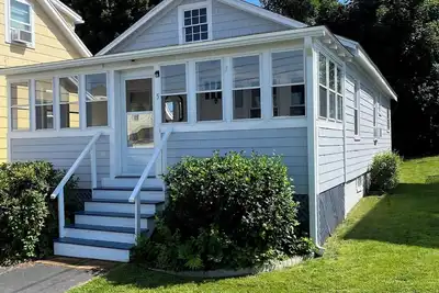 Image de Semaines d'août et d'automne restantes récemment RÉDUITS pour Sunny Cottage Steps to Beach