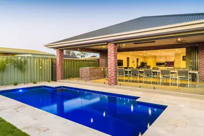Image de Kings House - Central Yarrawonga avec Solar In Ground Pool!